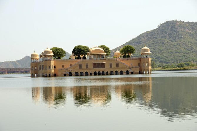 2 Days Tour of Agra (Taj Mahal) & Delhi City Tour - Qutub Minar: Mughal architecture with a real sense of height