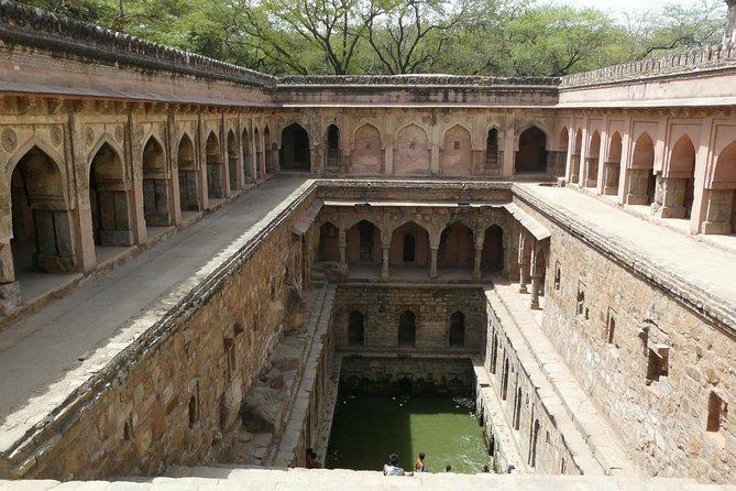 3-Hour Mehrauli Archaeological Park Ruins Walking Tour Delhi - Meeting point and flow: a 2–3 hour walk that starts at Qutub Minar