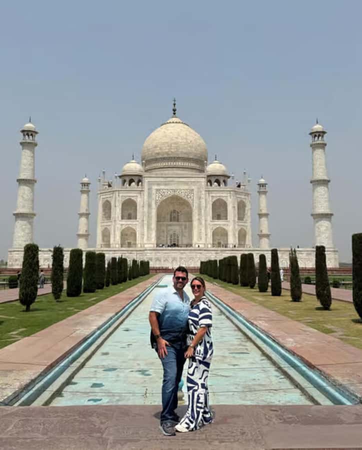 Agra: Taj Mahal Guided Tour with Fast Track Entry - Hotel Pickup and Private Car Transfer Through Agra