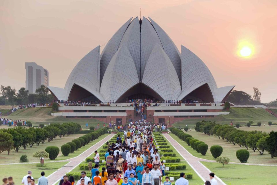 Delhi: Airport to Airport Guided Layover City Tour - Red Fort outside and India Gate: the classic Delhi skyline moments