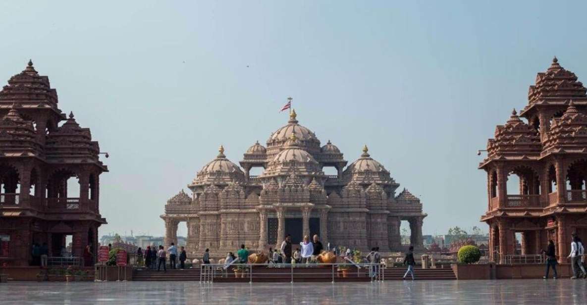Delhi: Akshardham Temple, India Gate & Safdarjung Night Tour - Private car, live guide, and the small extras that matter