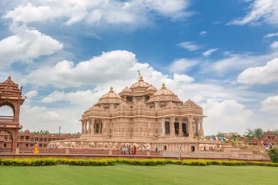 Delhi: Akshardham Temple Tour with Water & Light Show by Car - India Gate To Rajpath: A Smart Way to Start Your Day