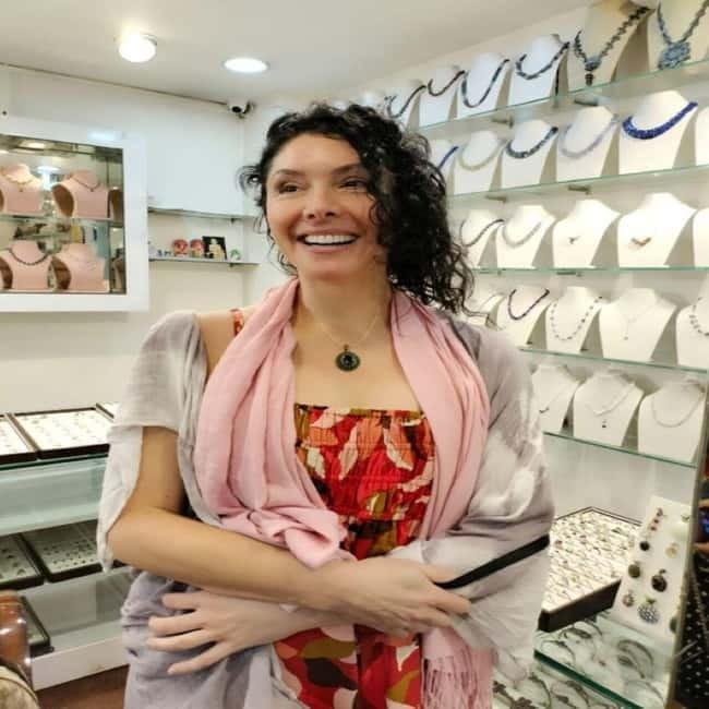 Delhi: Customized Shopping Tour with Female Consultant - South Delhi craft and textiles: INA Market and Central Craft Cottage Industries