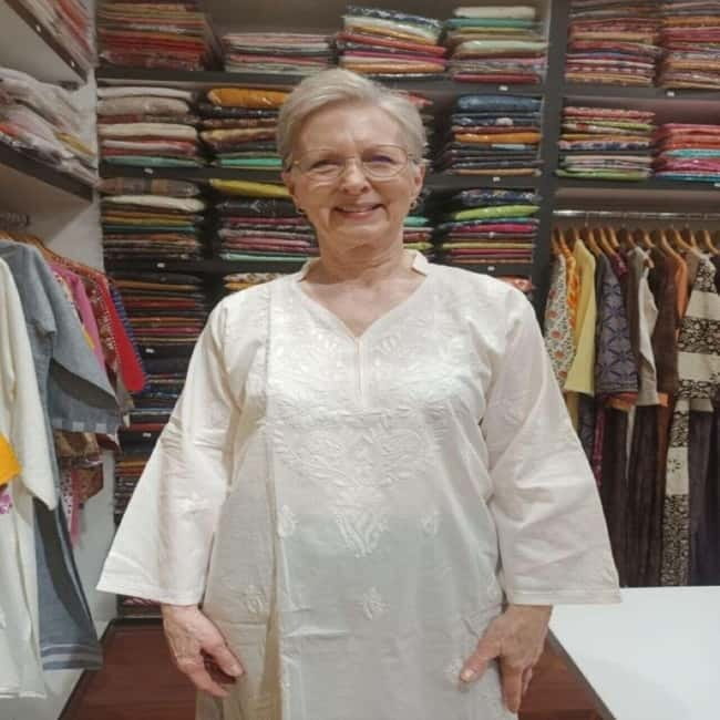 Delhi: Customized Shopping Tour with Female Consultant - Sarojini Nagar for budget fashion: how to shop fast without losing quality