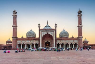 Delhi Full-Day Private Guided Tour - Agrasen Ki Baoli’s stepwell pause and Bangla Sahib’s community kitchen
