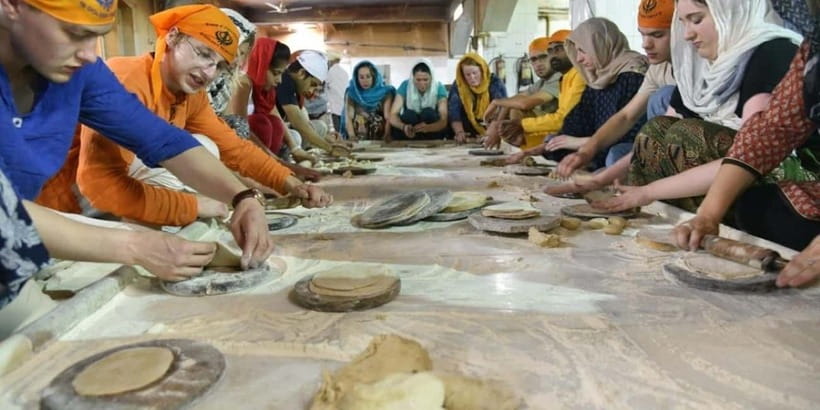 Delhi: Gurudwara Bangla Sahib Tour with Langar Meal - The Prayer Space: Chants, Granth Sahib, and Sikh Customs You Can Spot
