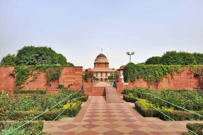 Delhi: Half day Old and New Delhi Tour on Iconic Landmarks - India Gate: the Unknown Soldier and the 13,300 names