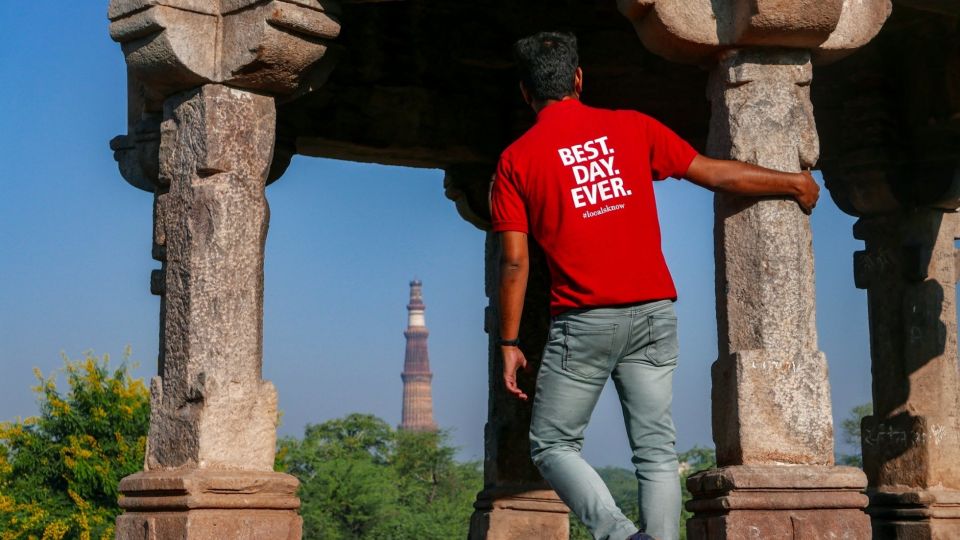 Delhi Hidden Gems Tour: Art, History & Heritage Parks - The tucked-away art alley and the sustainability-minded coffee break