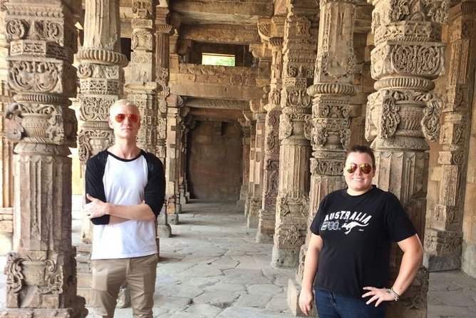 Delhi Highlights: Old & New Delhi Tour with Guide and Transfers - Red Fort area, Bangla Sahib, and India Gate: switching from empires to everyday faith