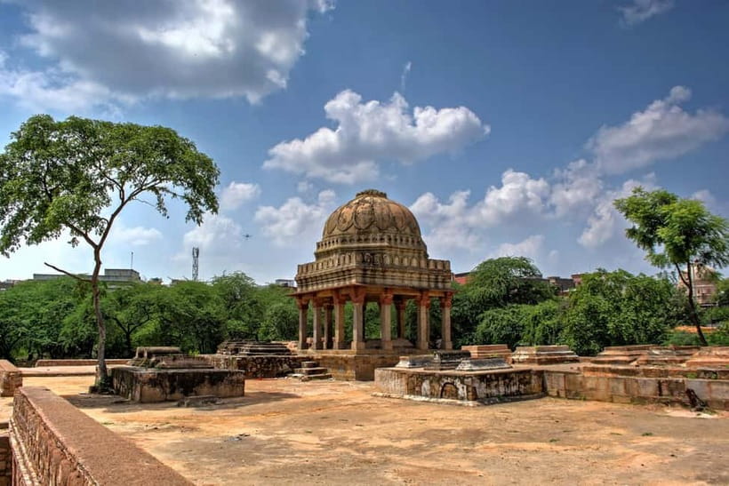 Delhi: Mehrauli Archaeological Park Tour with Hotel Pickup - Jamali Kamali Mosque: Quiet Courtyard Energy and Strong Visual Impact