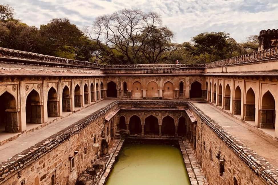 Delhi: Mehrauli Archaeological Park Tour with Qutub Minar - Meeting outside Qutub Minar Metro: the smart way to start
