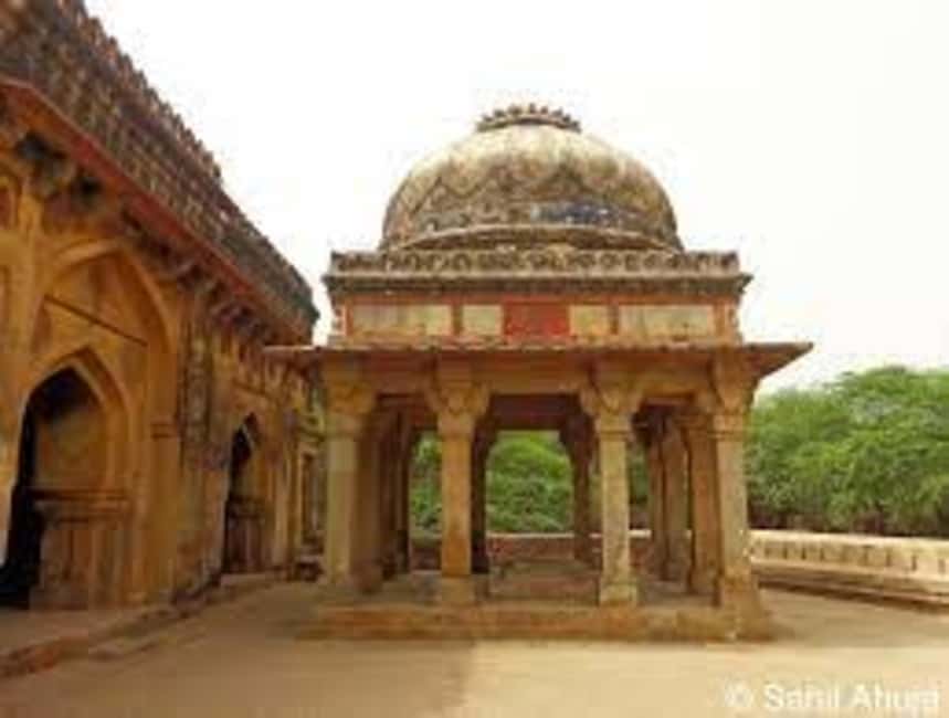 Delhi: Mehrauli Archaeological Park Tour with Qutub Minar - Mehrauli Archaeological Park: walking through Delhi’s layers