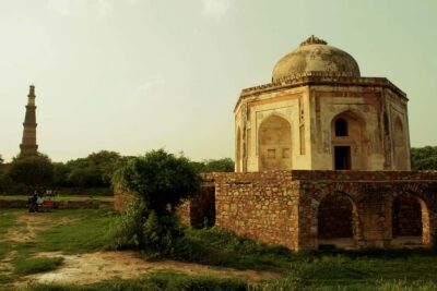 Delhi: Mehrauli Archaeological Park Tour with Qutub Minar - Qutb Minar: your 1-hour anchor for Delhi’s monument scale