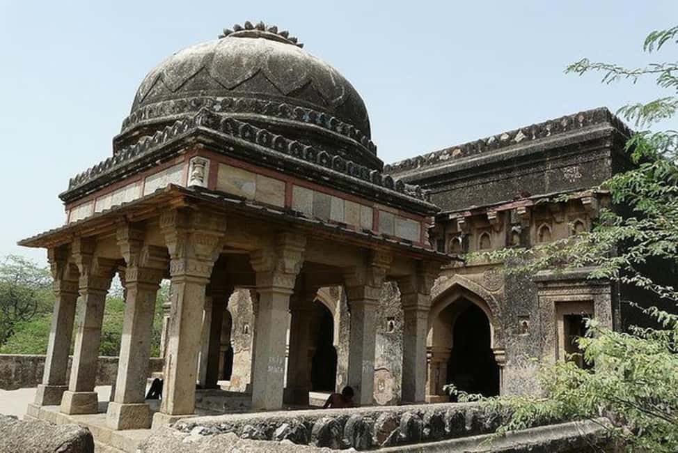 Delhi: Mehrauli Archaeological Park Tour with Qutub Minar - Rajon ki Baoli stepwell: the stop that changes your temperature