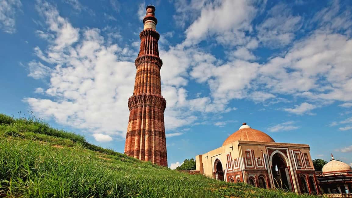 Delhi: Mehrauli Archaeological Park Tour with Qutub Minar - Tomb of Balban: one of the park’s heavier moments