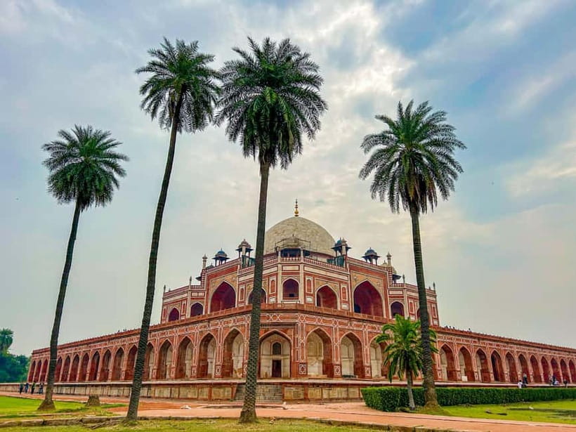 DELHI: NEW AND OLD SELF ITINERARY FULL DAY OR HALF DAY TOUR - Gurudwara Bangla Sahib: Sikh worship and the scale of langar