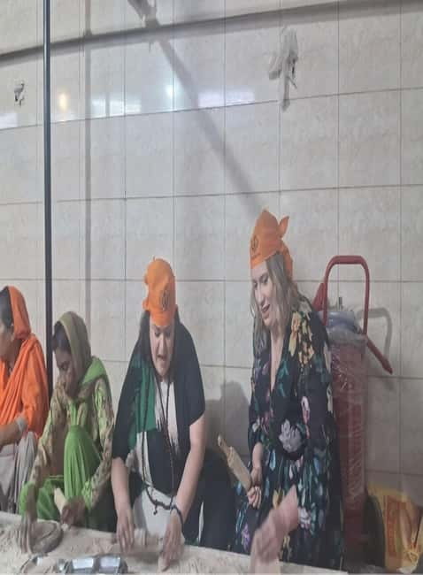 DELHI: Old And New Delhi Private Guided Tour With Entrances - Starting in New Delhi: Gurudwara Bangla Sahib first