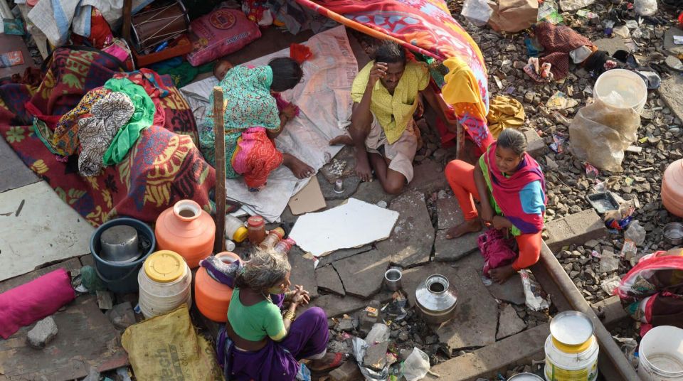 Delhi: Old Delhi Slum Tour by Metro or Car - Starting at Sadipur Metro: the tour’s tone in the first 10 minutes