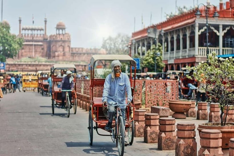 Delhi: Old Delhi Tour with Rickshaw Ride & Hotel Pickup - Gurudwara Bangla Sahib: A Calmer Moment in the Middle of the Day