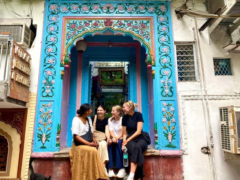 Delhi: Old Delhi's Street Food, Temples & Spice Market Tour - Old Delhi Stops: Sikh Gurdwara, Red Fort Views, and a Centuries-Old Mosque