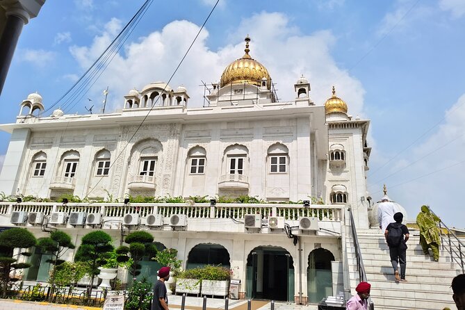Delhi: Old & New Delhi Full And Half Day Private Guided City Tour - Gurudwara Bangla Sahib: a calm reset in the middle of the route