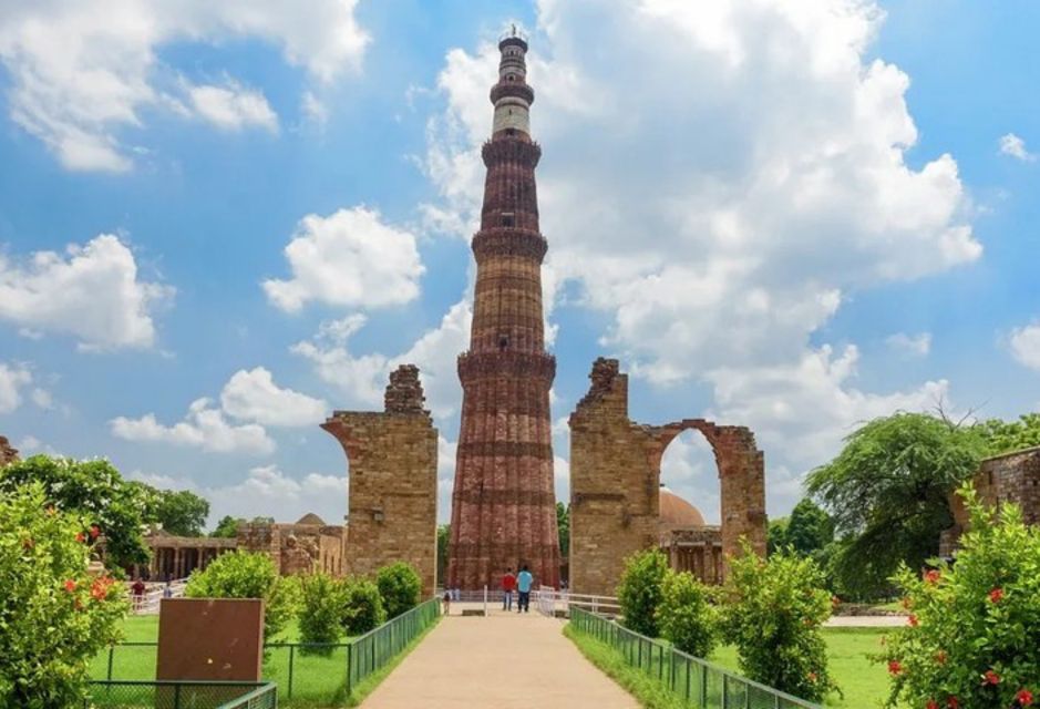 Delhi: Old & New Delhi Private Guided Full or Half-Day Tour - India Gate plus government buildings: a short stop with good context
