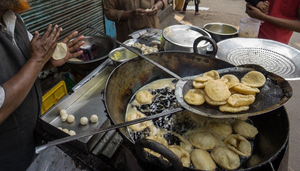 Delhi: Private Chandni Chowk, Food Tasting, & Tuk-Tuk Tour - Red Fort photo stop (and why the closure calendar matters)