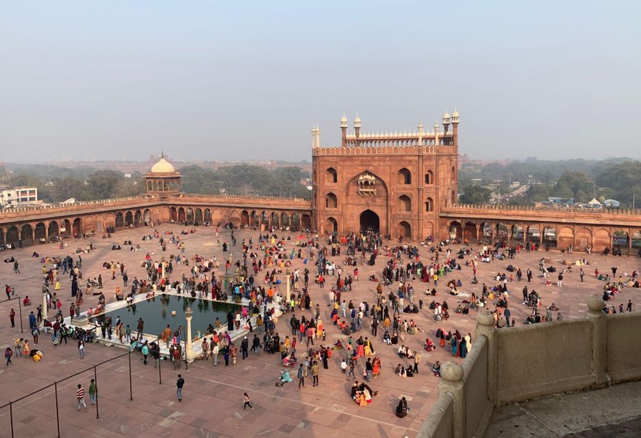 Delhi: Private Chandni Chowk, Food Tasting, & Tuk-Tuk Tour - Meeting at Jama Masjid Metro Gate and starting with a wow factor