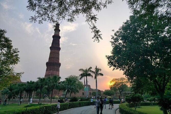 Delhi Private City Tour With Spice Market In 8 Hours - By Car - Gurudwara Bangla Sahib: worship, a sacred pond, and meaning