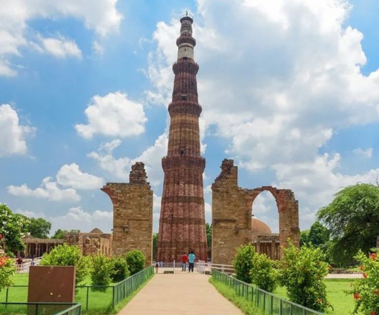 Delhi: Private Guided Day Tour of Old and New Delhi - Private AC pickup and a guide who keeps your day moving