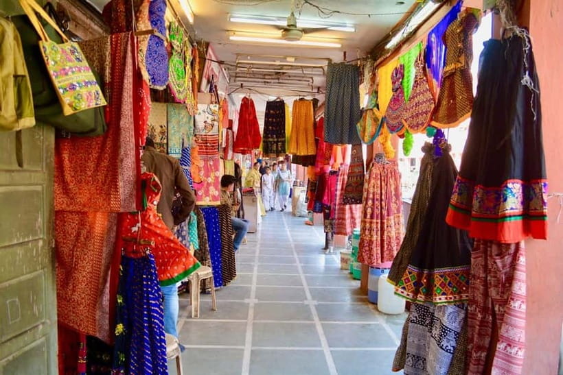 Delhi: Private Half-Day Shopping Tour with Guide & Transfers - What to bring (and what not to bring)