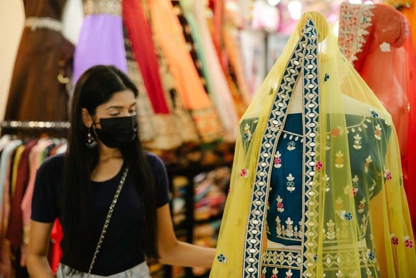 Delhi: Private Half-Day Shopping Tour with Guide & Transfers - Chandni Chowk in 60 minutes: spices, silver, and outfit hunting
