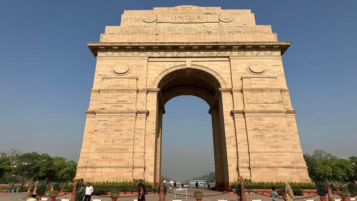 Delhi: Private Old and New Delhi Day Trip with Local Guide - Red Fort: the “big picture” start to Old Delhi
