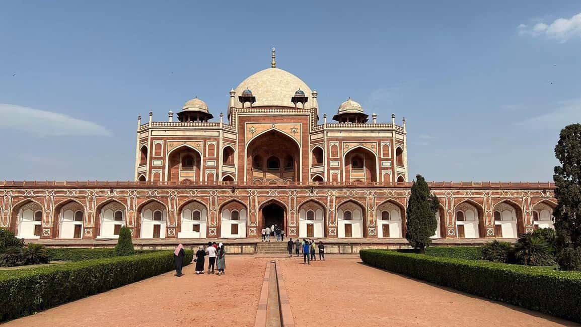 Delhi: Private Old and New Delhi Day Trip with Local Guide - Jama Masjid and the Chandni Chowk rhythm you can feel