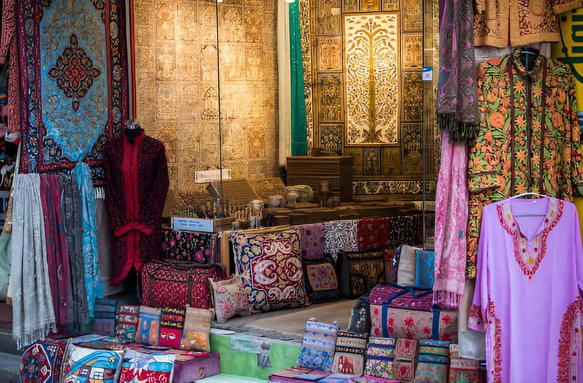 Delhi: Private Shopping Tour with a Local Guide and Transfer - Private pickup that saves you time in Delhi-NCR