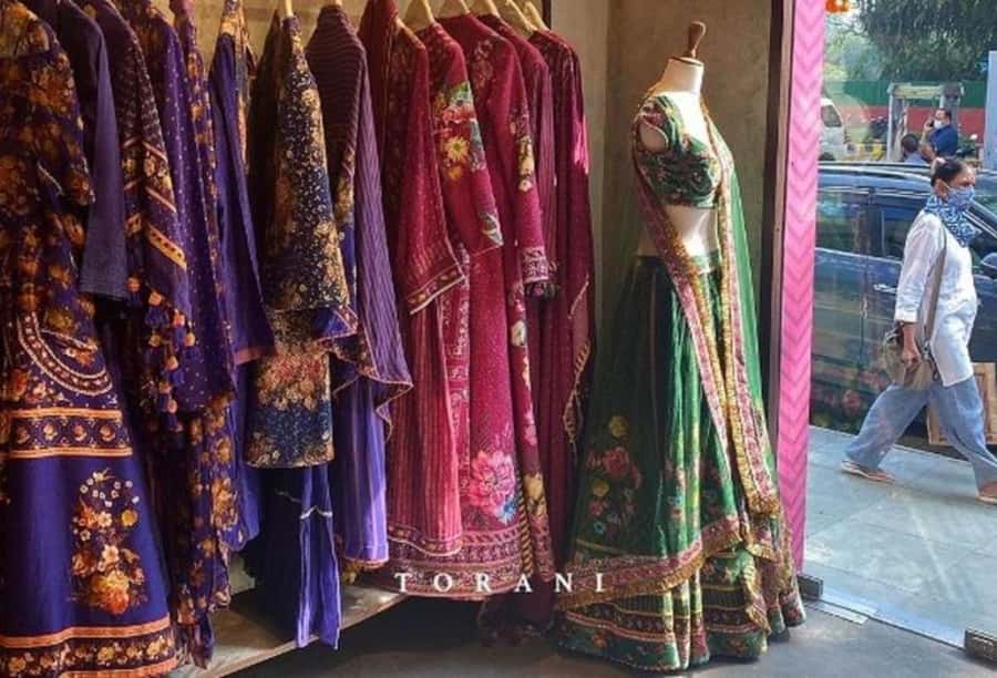 Delhi: Private Shopping Tour with Guide and Transfer - Dilli Haat and Golden Arcade: carpets, Pashmina, and craft-style shopping