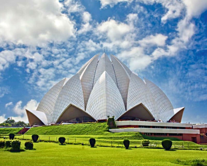 Delhi: Private Spiritual Sites Car Tour with Lunch and Entry - Why this 8-hour route works (Old Delhi to New Delhi)