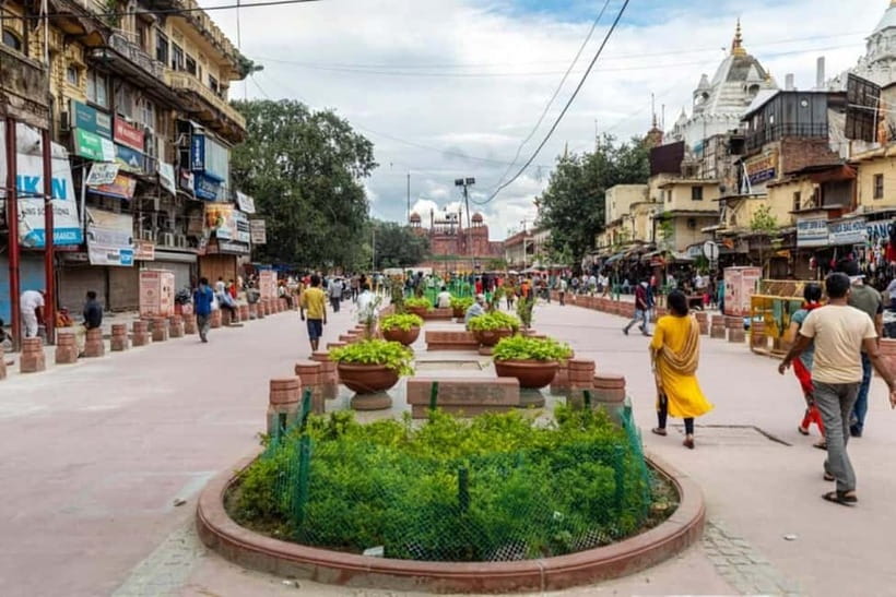 Delhi: Private Tour of Old and New Delhi with Hotel Pickup - Guide style and driver skill: what good service looks like in Delhi