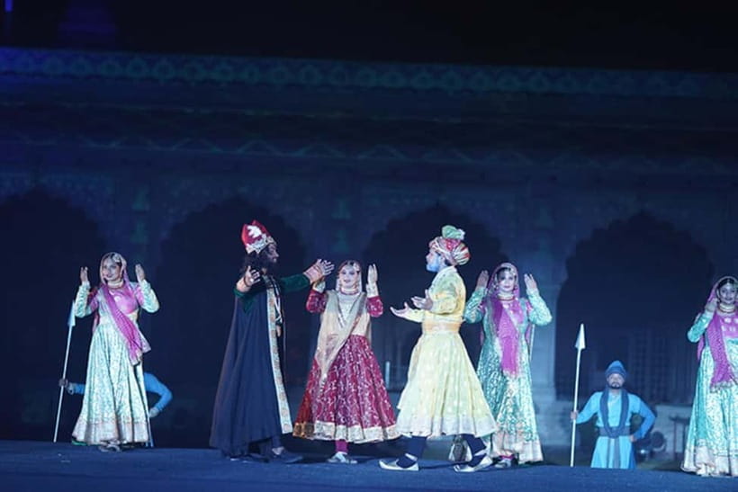 Delhi: Red Fort Light and Sound Show Guided Tour - Transportation and comfort: what to expect from the A/C vehicle