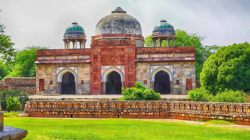 Delhi: Skip-the-Line Humayun's Tomb Tour with Transfers - The private guide experience at the gates