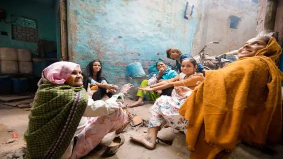 Delhi Slum Walking Tour - Chai and thoughts with your guide: the tour’s closing moment