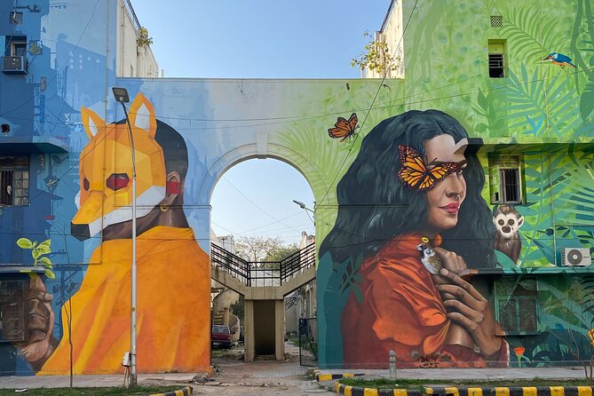 Delhi Street Art Walk in Lodhi Art District with Chai & Food - Guide energy: what JD brings to the murals and photos