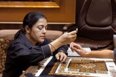 Delhi: Textile Trail Tour with Artisan Interaction - Chandni Chowk: Narrow Lanes, Strong Opinions, Real Negotiation