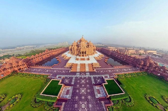 Delhi: Visits to Swaminarayan Akshardham with guide & transfers - Timing: morning vs afternoon, and the light-and-water show at 4 pm