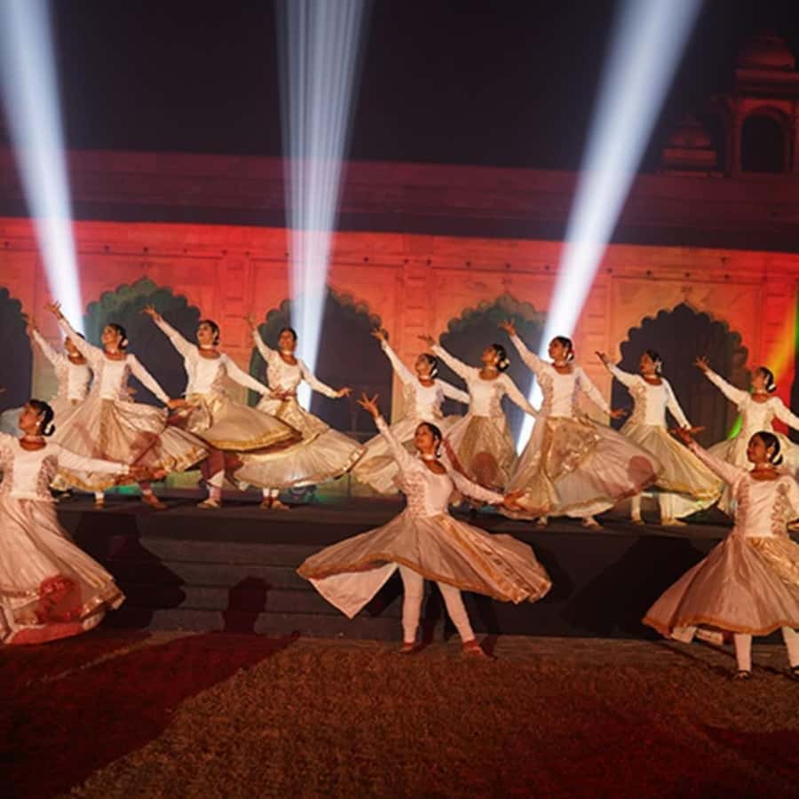 Delhi's Red Fort: 2-hour Guided Evening Light & Sound Show - What You’ll Hear: Storytelling, Voices, and Big Sound Effects