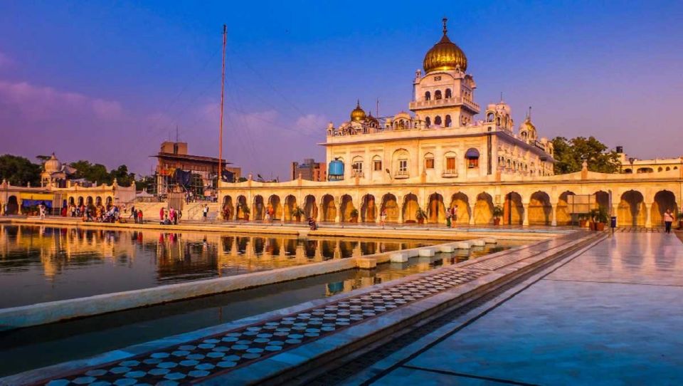 Delhi's Temples and Spiritual Sites Day Tour - Akshardham: Ornate carvings, Yagnapurush Kund, and the water show