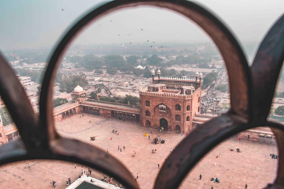 Discover Old Delhi: 3-Hour group tour with pick-up & drop - Gurudwara Sis Ganj Sahib: calm inside the noise