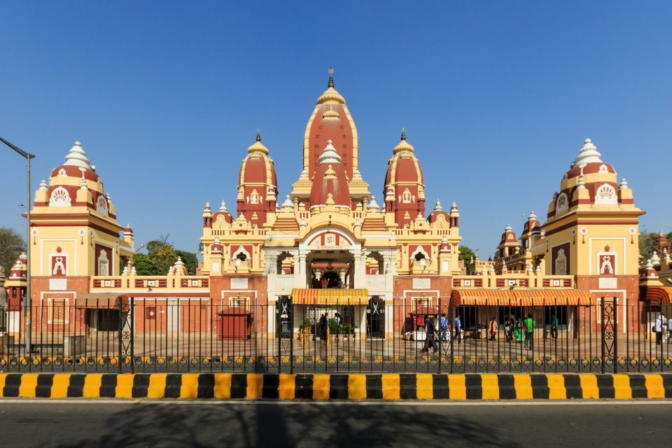 Divine Delhi: Explore Indian Faiths on a Cultural Tour - Gurudwara Bangla Sahib: Guru Har Krishan and the Sarovar pool