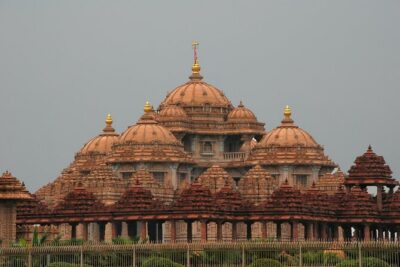 Divine Temples Tour in Delhi - Birla Mandir (Lakshmi Narayan): the 165-foot Vishnu landmark