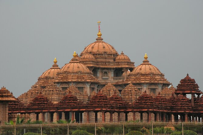 Divine Temples Tour in Delhi - Birla Mandir (Lakshmi Narayan): the 165-foot Vishnu landmark
